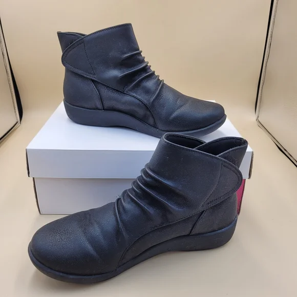 Womens Clarks Cloudsteppers Sillian Sway Black Faux Suede Ankle Boots Size 6.5 - Picture 1 of 7